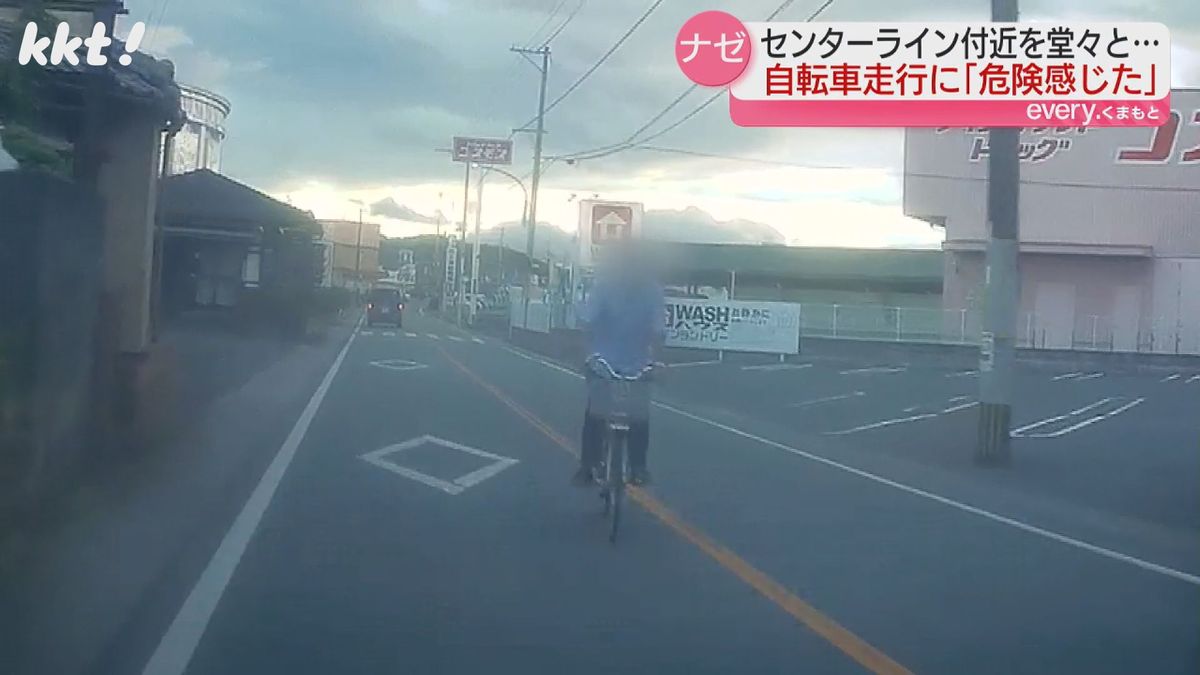 センターライン付近を走る自転車