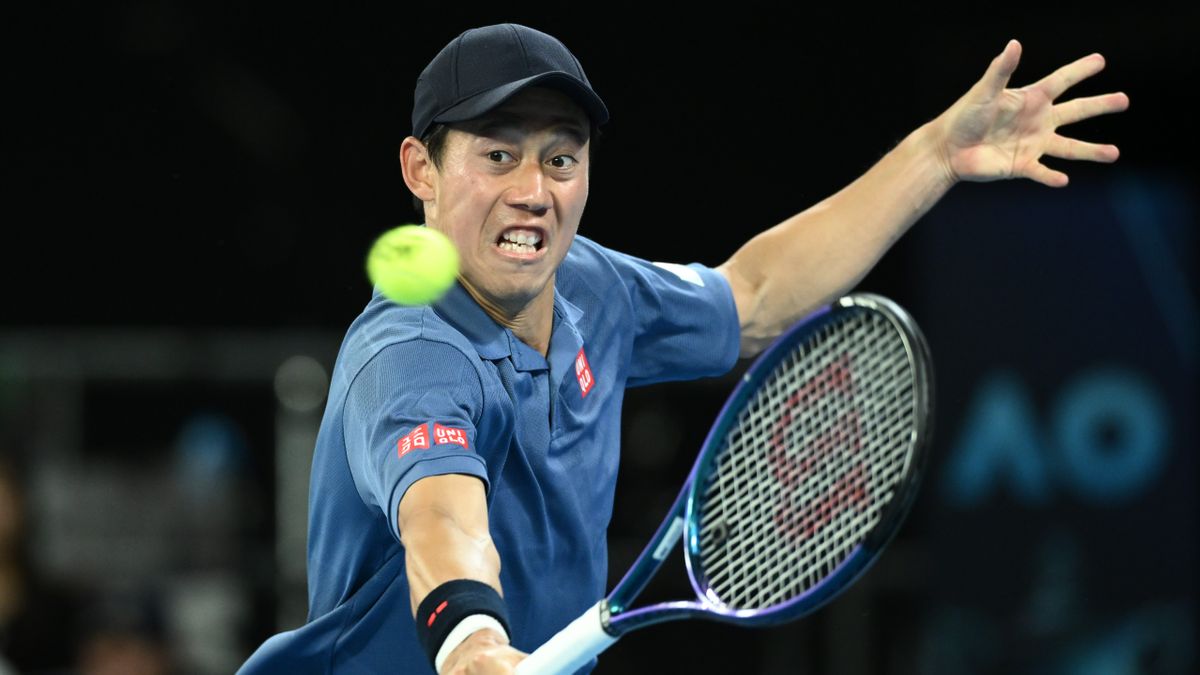 必死にボールに食らいつく錦織圭選手（写真：AAP/アフロ）