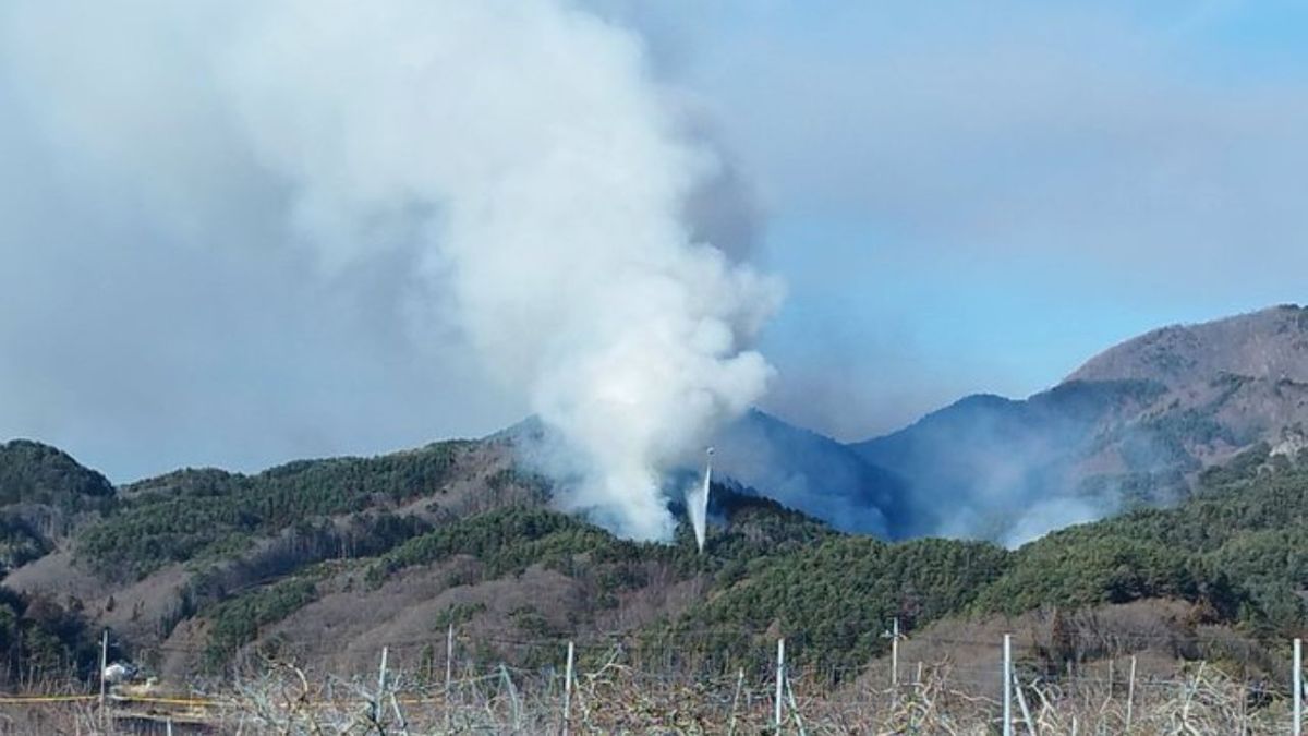 【速報】山林から白煙上る…北杜市で山火事 現在も延焼中