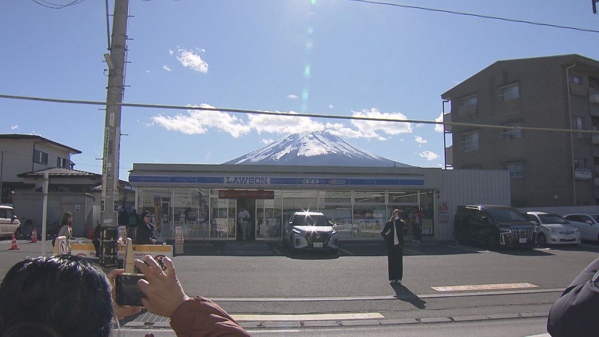 「コンビニ富士山」で横断歩道“白と緑”に 柵設置も マナー違反へ新対策 山梨・富士河口湖町