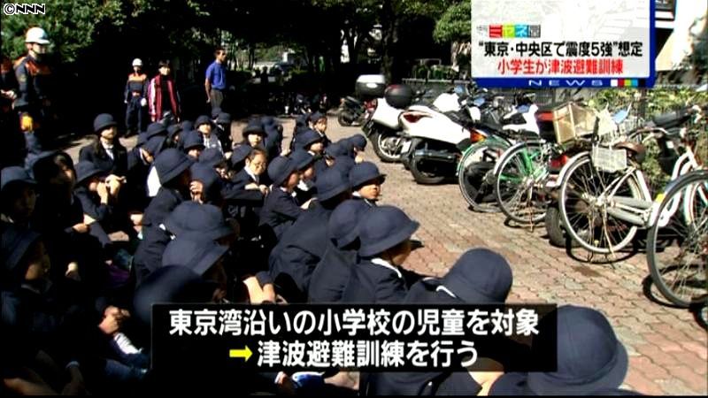 東京湾沿いの小学校の児童が津波避難訓練