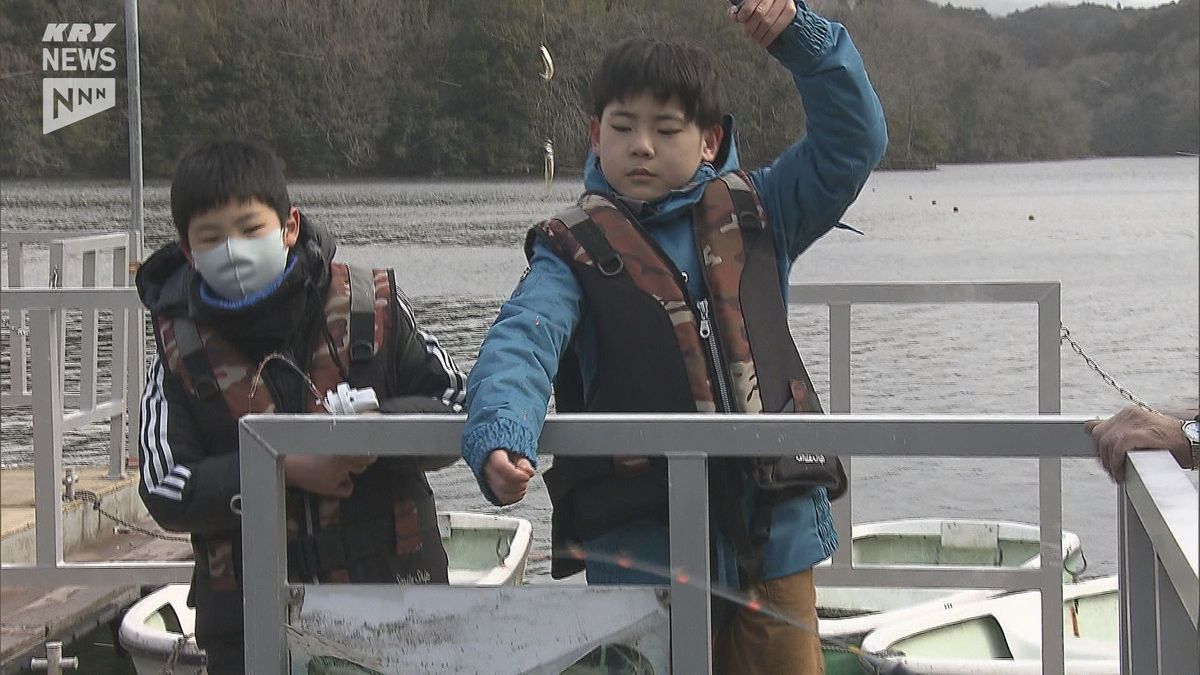 山口県にも寒波襲来中ですが…　釣果は275匹！豊田湖で小学生たちがワカサギ釣りを満喫