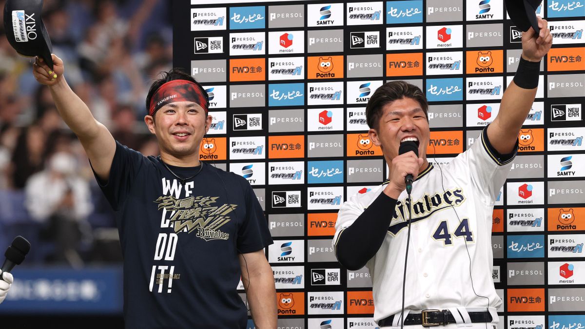 お立ち台も盛り上げた若月選手と頓宮選手(写真：時事)