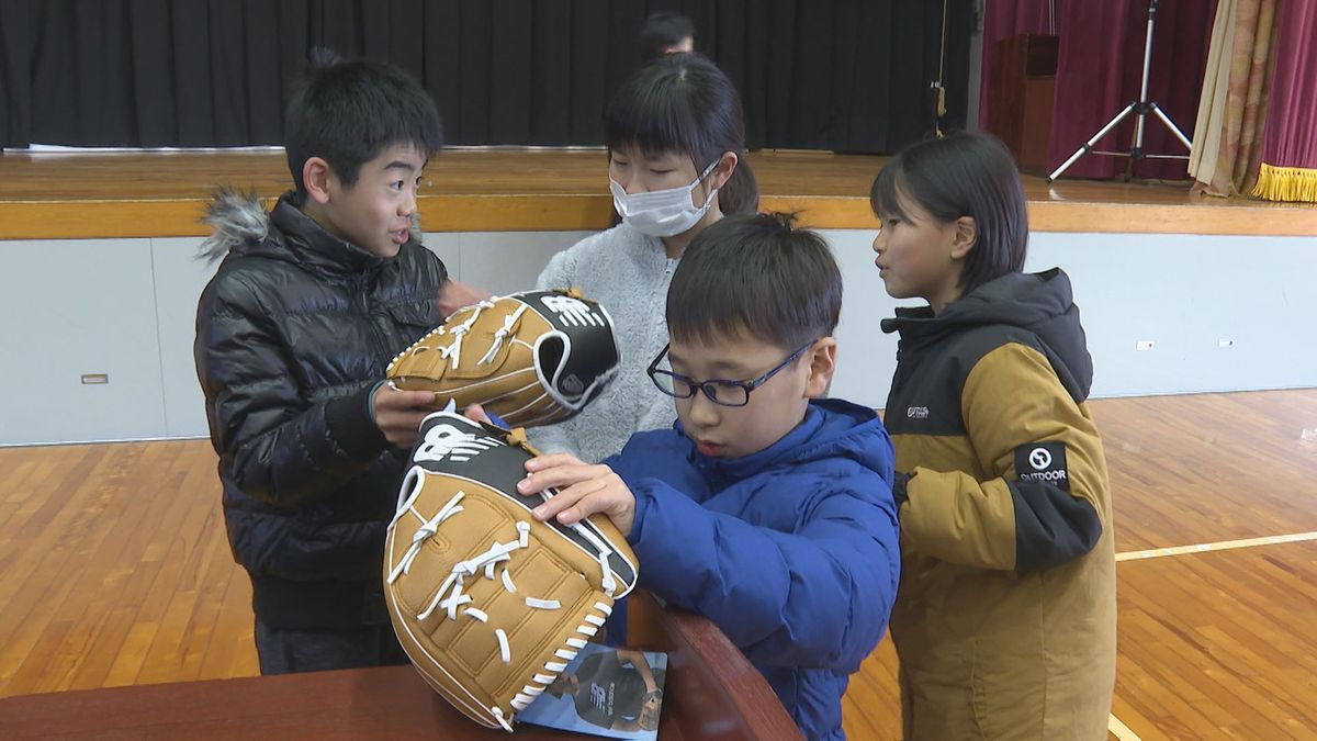 「大谷選手ありがとう」小学校で寄贈のグローブお披露目 児童がキャッチボール楽しむ