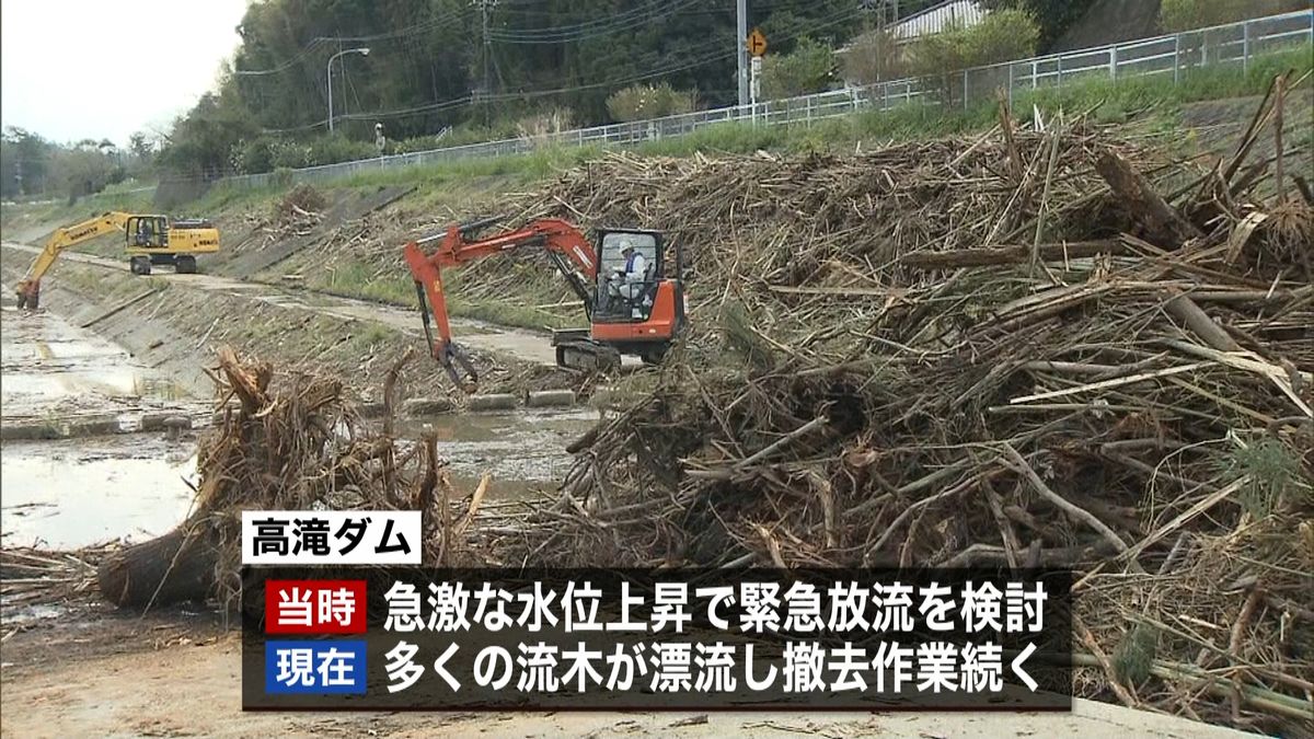 千葉・高滝ダムに多くの流木　撤去作業続く