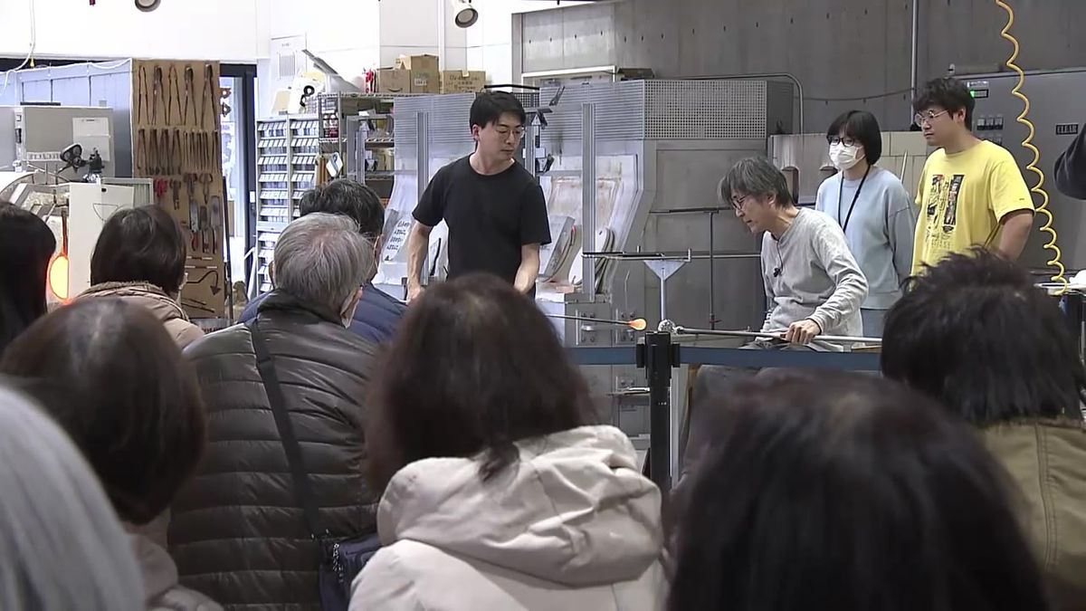 秋田市のガラス工房　新年イベントで作品制作を披露