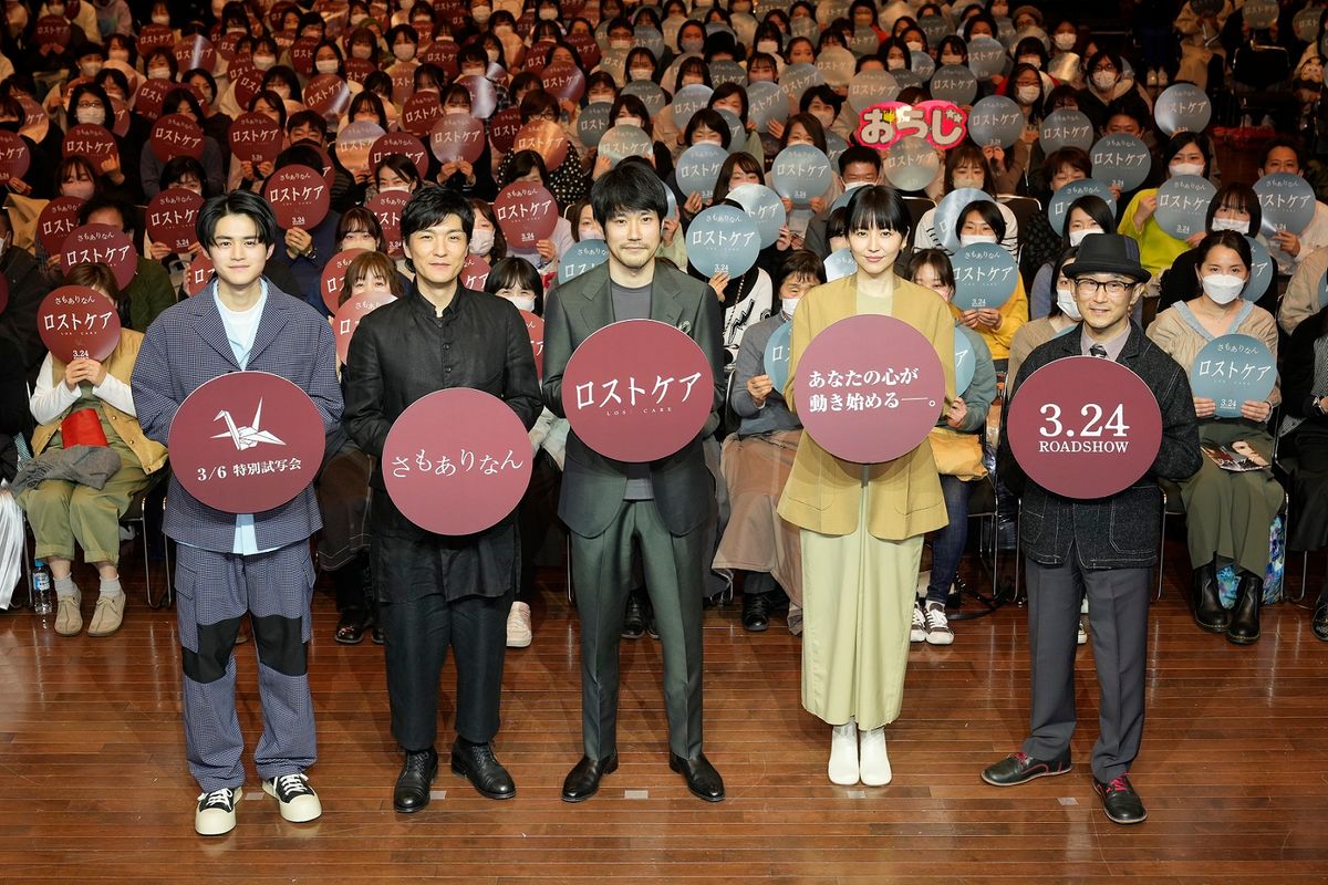 （左から）鈴鹿央士さん、森山直太朗さん、松山ケンイチさん、長澤まさみさん、前田哲監督