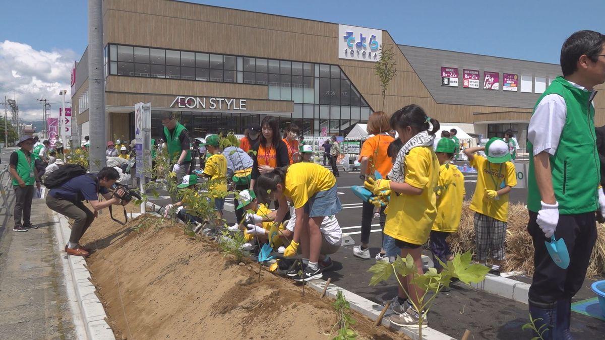 イオンが県内初の植樹　7月開業「そよら福井開発」　子どもたちと苗木植える　36種類2100本