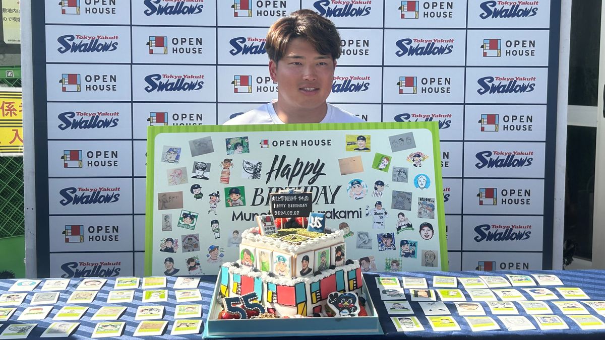 誕生日ケーキを前に笑顔の村上宗隆選手
