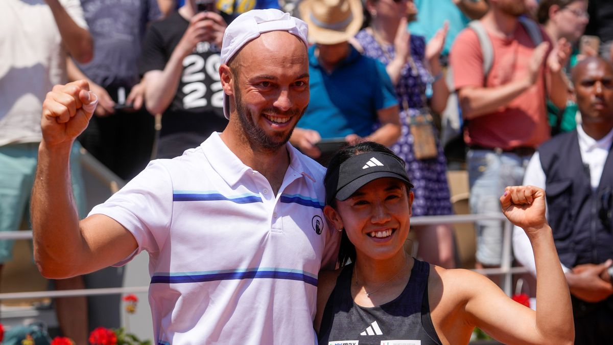 全仏OP混合ダブルス優勝で笑顔のプッツ選手（左）と加藤未唯選手（右）（写真：ＡＰ／アフロ）
