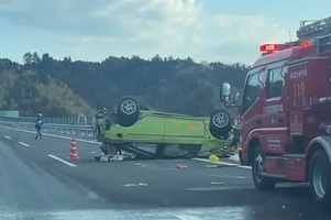 【映像】常磐道で乗用車が逆さまの状態…いわき四倉ICから広野IC（下り）間は午前9時15分から午前10時40分まで通行止め