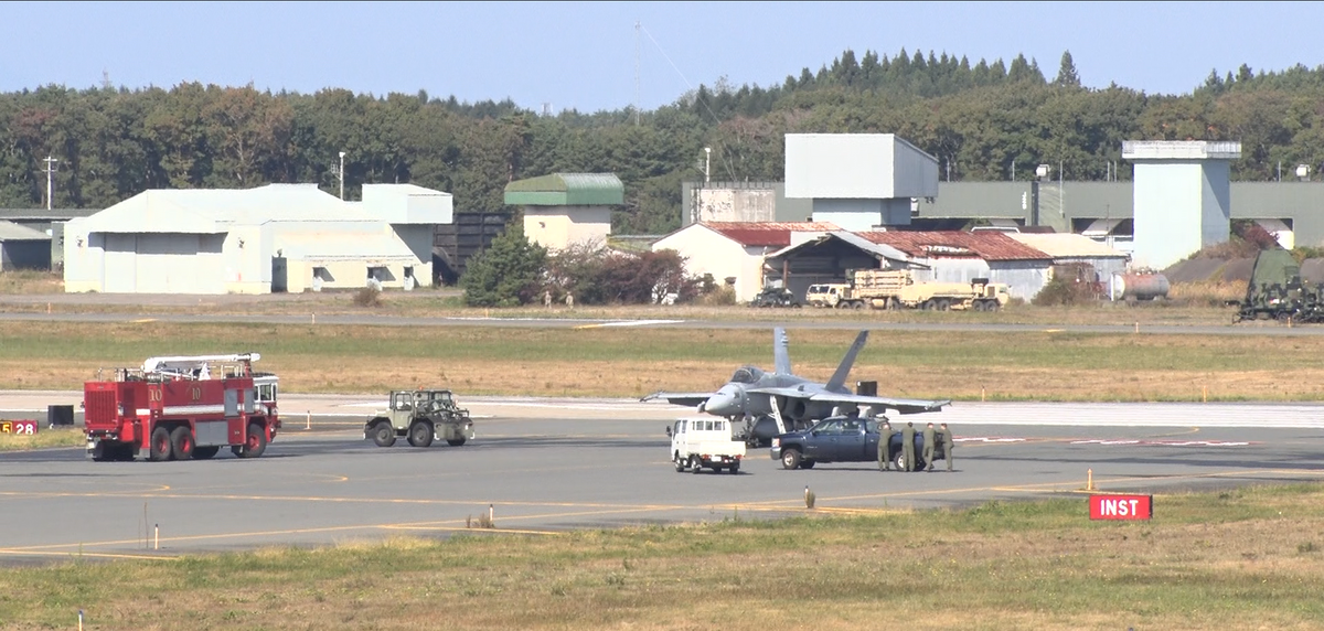 消防車も滑走路に出動（29日午前11時すぎ　三沢空港）