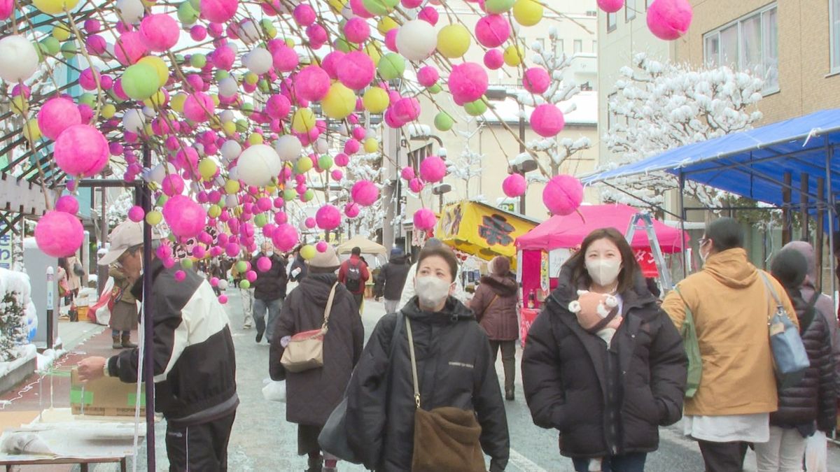 山形市で年明け恒例の「初市」　縁起物を買い求める客でにぎわう　人出は15万人