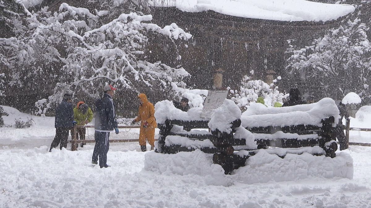 雪の中で結界づくり　「お水送り」前に準備着々　神聖な場所と見物客を隔てる囲い　小浜市･若狭神宮寺　来月2日(日)開催