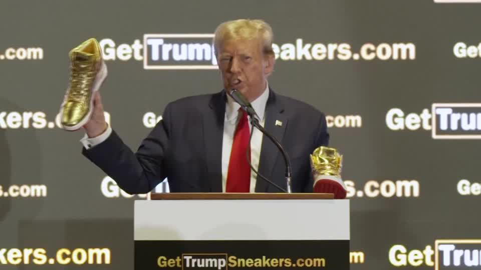 “黄金”スニーカーを発表するトランプ前大統領（2月17日）
