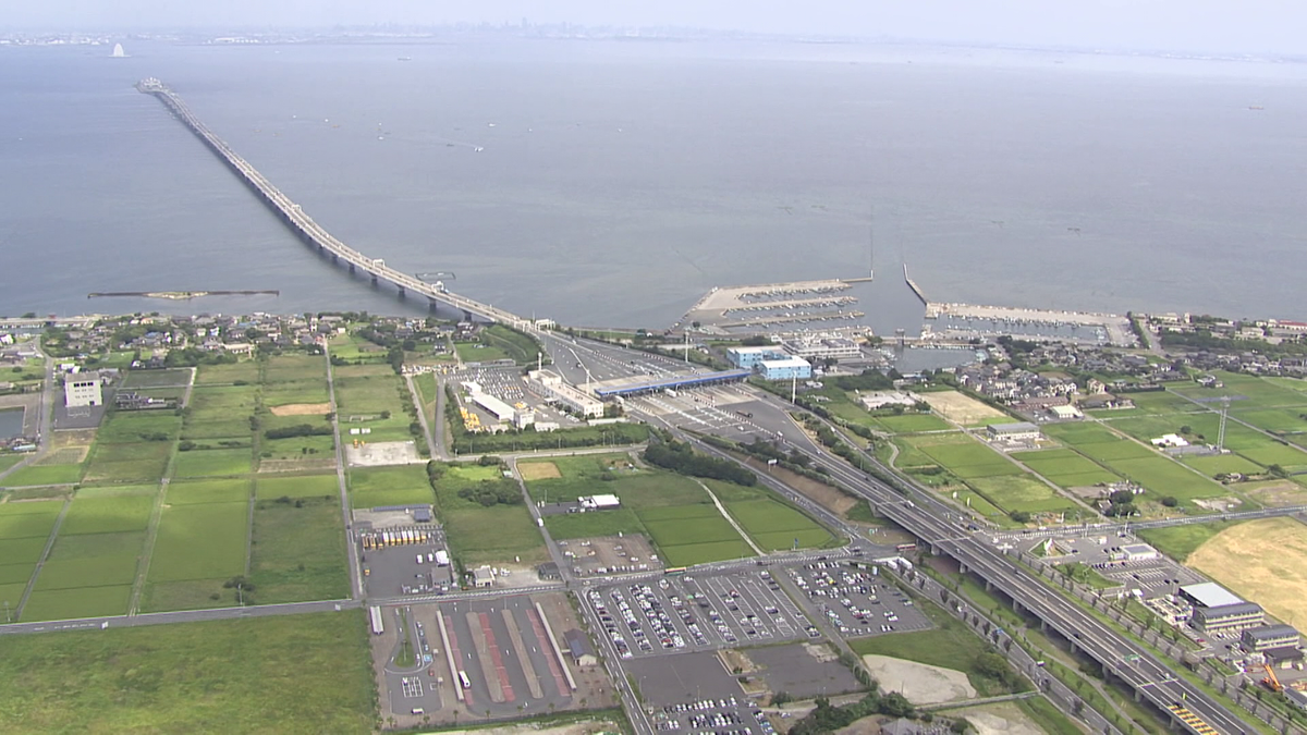 1997年に開通した東京湾アクアライン。渋滞緩和のためロードプライシングなども試験導入されている。