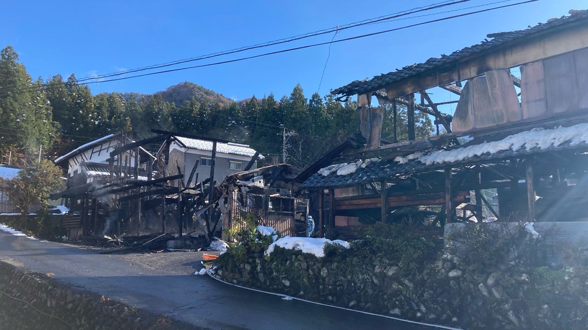 未明に大野市内で火事　住宅1棟を全焼　焼け跡から遺体　行方不明の妻か