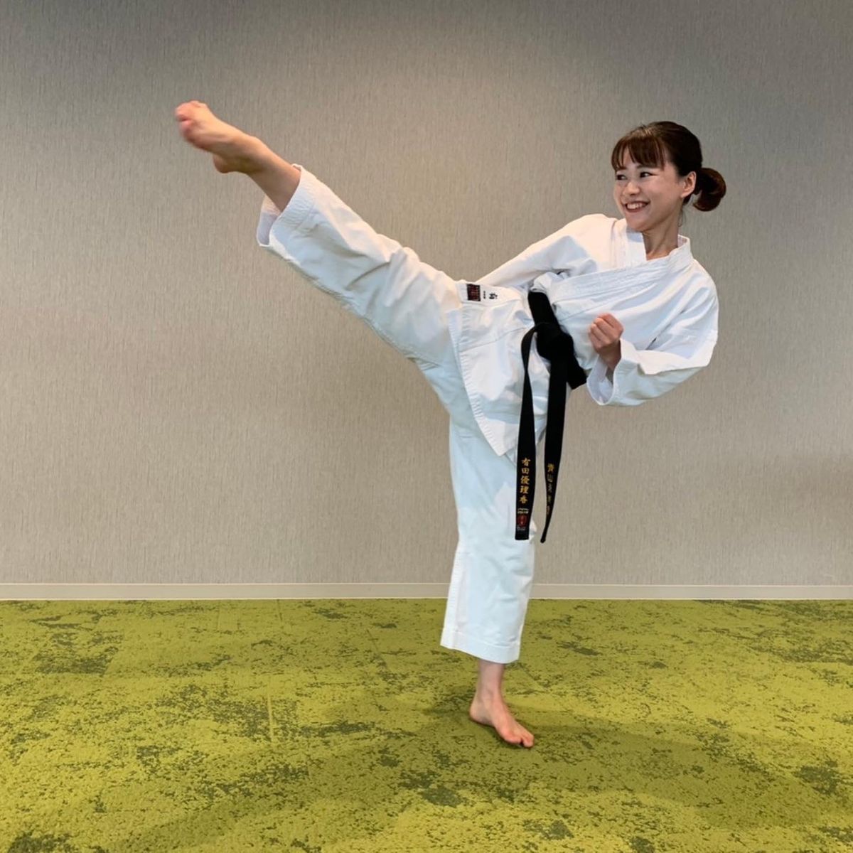 ９歳から空手を続ける有田アナの華麗なる上段蹴り！
