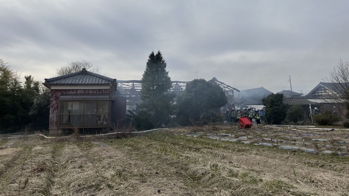 【速報】「建物から火が出ている」新潟市南区で火事　1人の遺体発見　消防車11台が出動