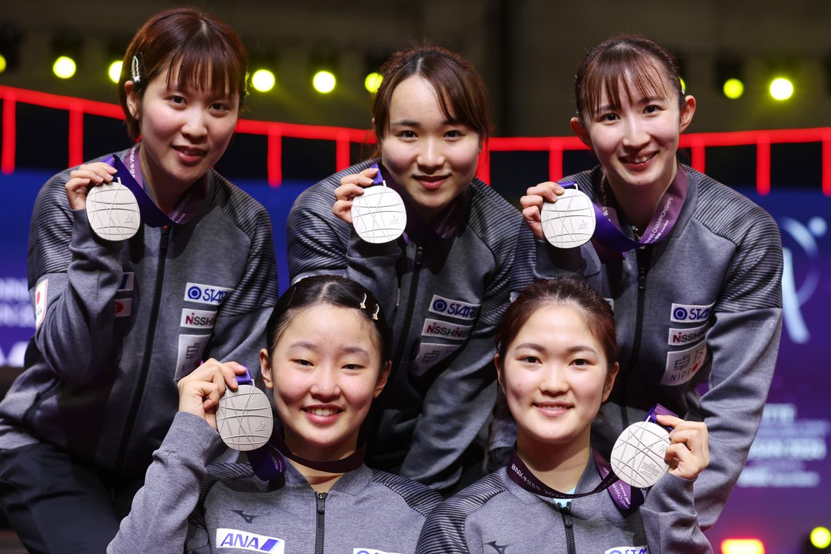 銀メダルを獲得した卓球女子日本　上段左から平野美宇選手、伊藤美誠選手、早田ひな選手、下段左から張本美和選手、木原美悠選手(写真：YUTAKA/アフロスポーツ)