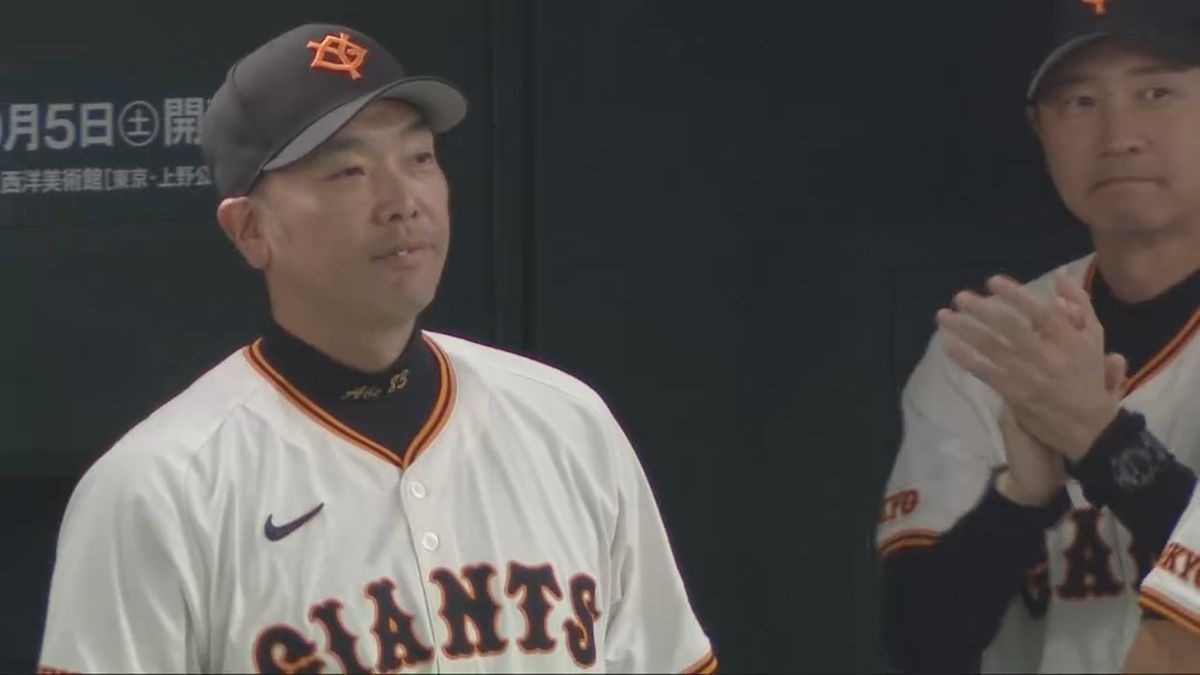 フォアボールを選んだ後の巨人・阿部慎之助監督の表情(画像:日テレジータス)