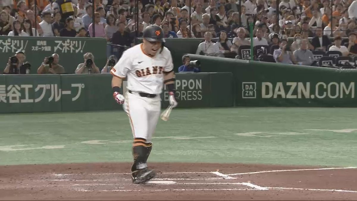 フォアボールをもぎとりガッツポーズを見せた巨人の浅野翔吾選手(画像:日テレジータス)