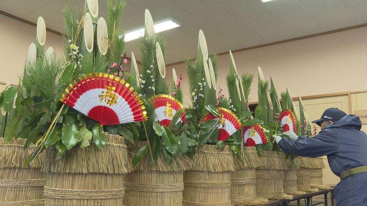 「健康で明るい家庭を」　天童市で正月の縁起物門松づくり　市役所や福祉施設で飾る