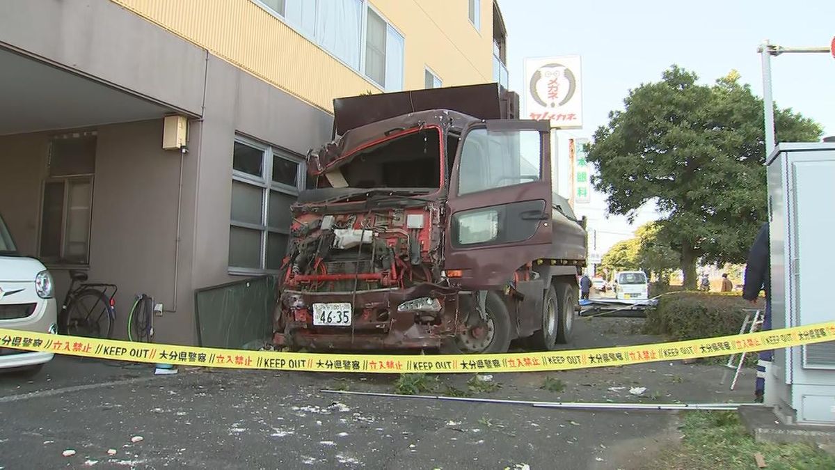 国道でトラックが中央分離帯を越え住宅にぶつかる　運転手がけが　目撃者「爆発したような音が2回」大分