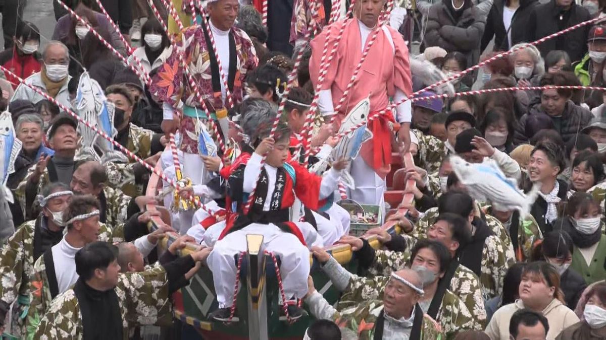 豊漁祈願「船だんじり」　カツオの１本釣り再現、見物客が縁起物の福飴を夢中で拾う　三重・紀北町