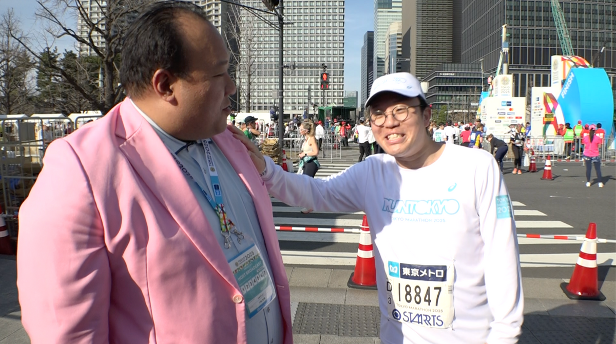 東京マラソンを完走した檜原さんと迎え入れる大鶴肥満さん