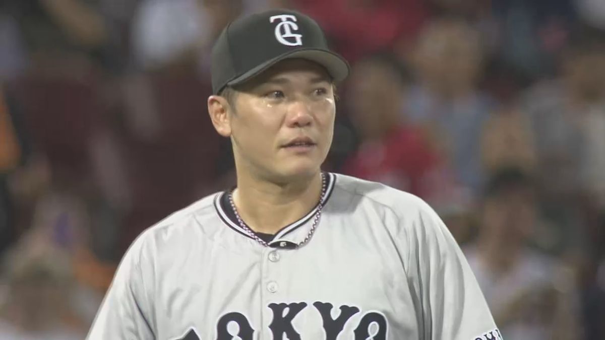 優勝が決まり涙を浮かべたように見える坂本勇人選手