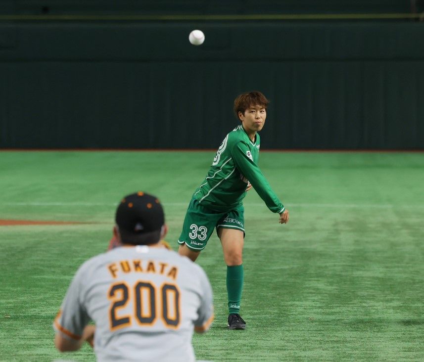 東京ドームでの始球式でノーバウンド投球を見せたベレーザ岩清水梓選手（C）TOKYO VERDY