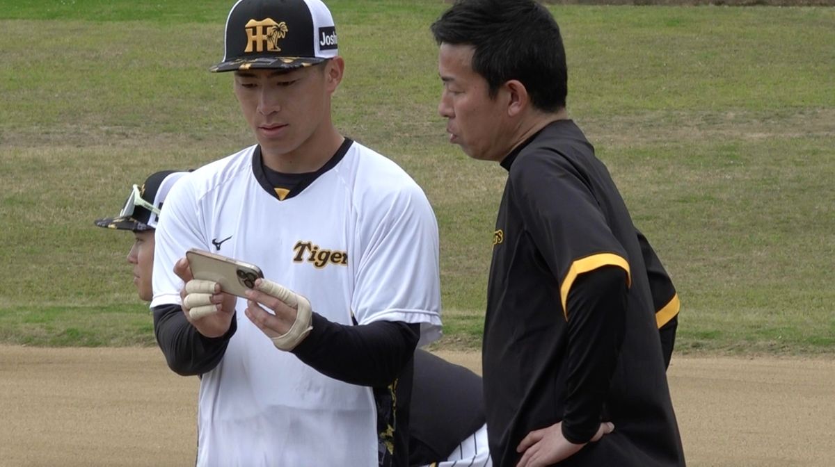 撮影した盗塁のスタートを確認する阪神・福島圭音選手（左）と赤星憲広さん（右）