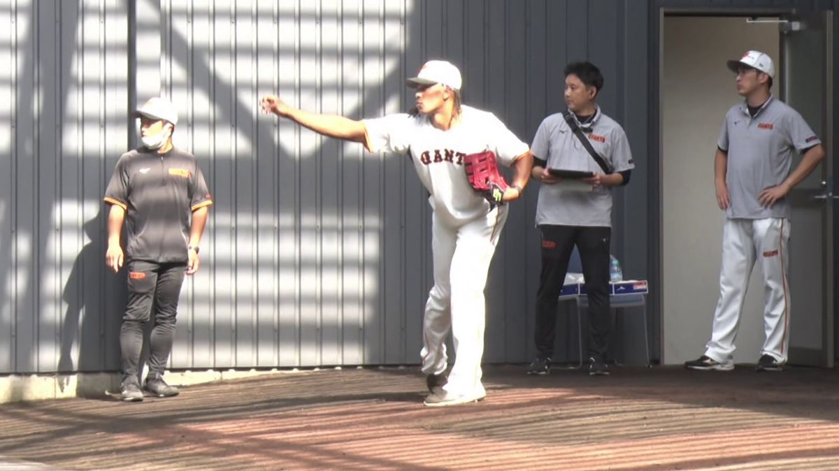 【巨人】秋季キャンプ　“外野手”ウォーカーがブルペンで守備練習　「徐々に投げるのもよくなっている」