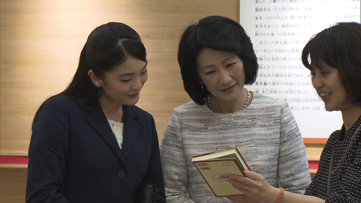 眞子さまと秋篠宮妃紀子さま　絵本展を訪問