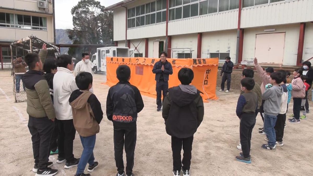 火災に備えた体験学習会　煙が充満したハウスに入って訓練も　三重・尾鷲市