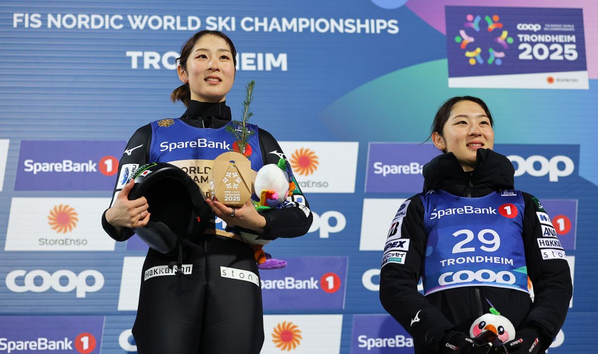 葛西優奈選手(左)と葛西春香選手(右)が“双子姉妹”でW表彰台(写真：アフロ)