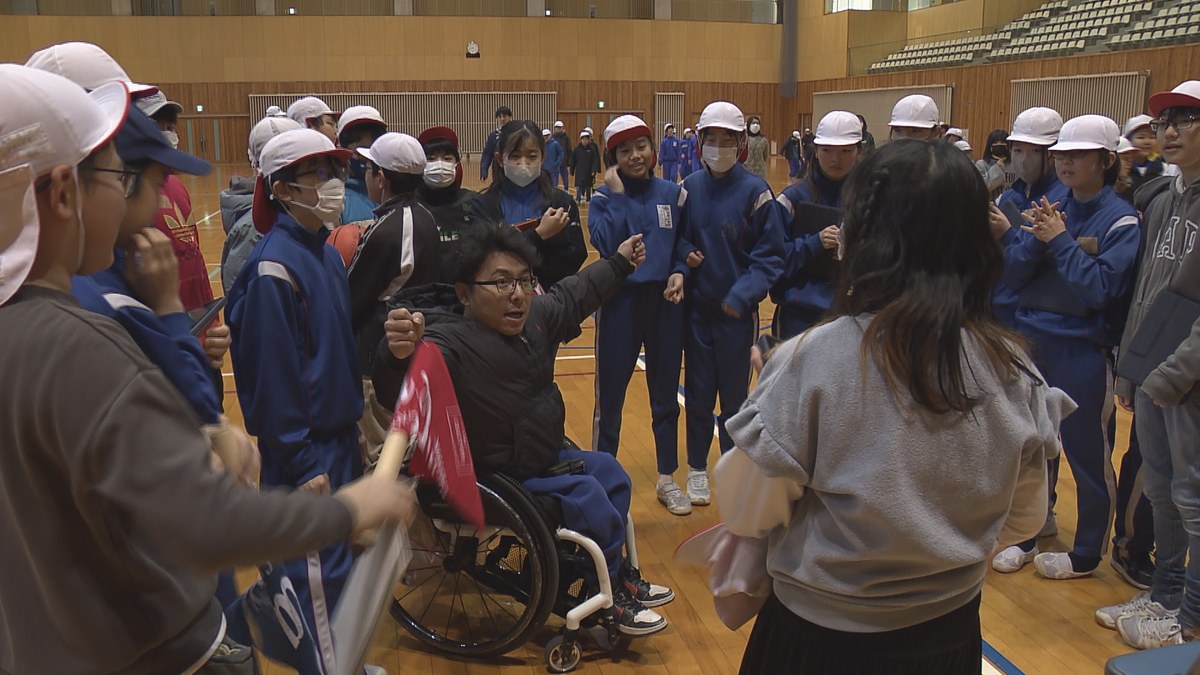 パラスポーツを身近に！大運動会「パラ小学祭」　白熱！車いすリレー　