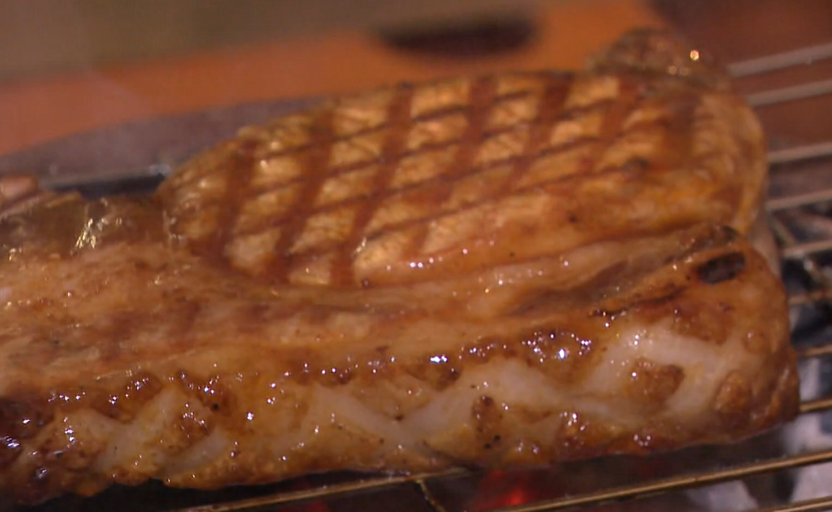 炭火で焼かれる「伊勢あかりのぽーく」