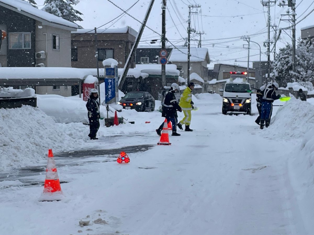 【速報・続報あり】除雪作業中か　道路上で男性が意識不明の重体　警察がひき逃げ事件として捜査