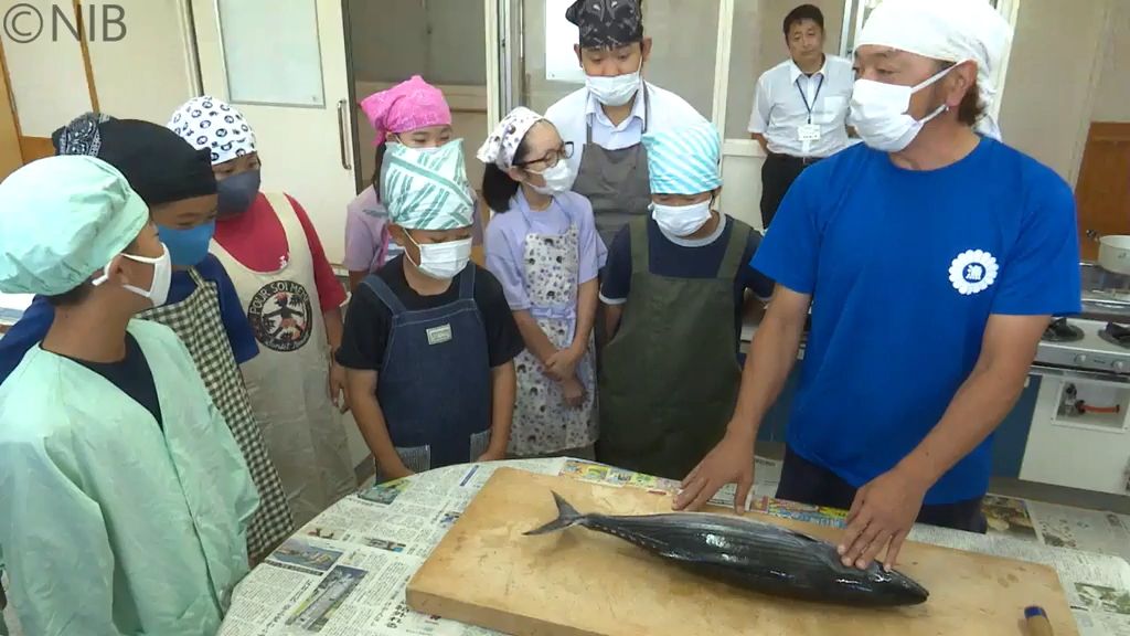 「家でもさばいてみよう」子どもたちが魚の3枚おろしに挑戦！ 五島市の小学校で水産教室《長崎》