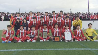 高校サッカー注目 岩手 85回大会で栄冠に輝いた赤と白の伝統校 盛岡商業が11大会ぶりの全国選手権に