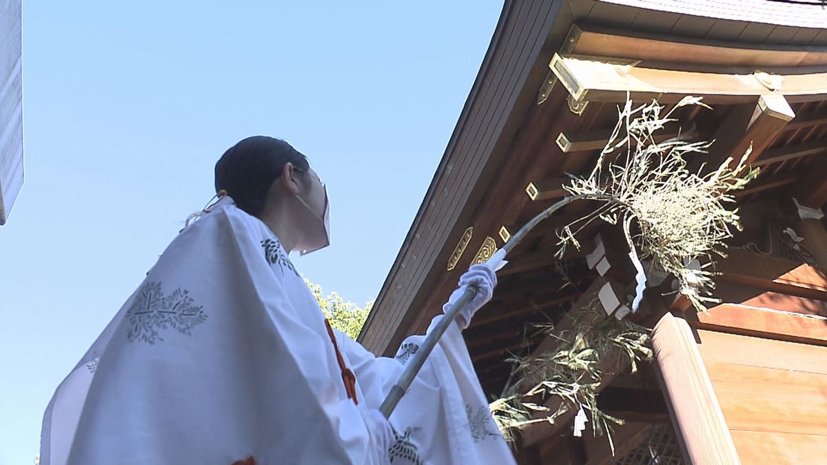 県護国神社で1年の汚れを落とす「すす払い」　迎春準備進む　大分