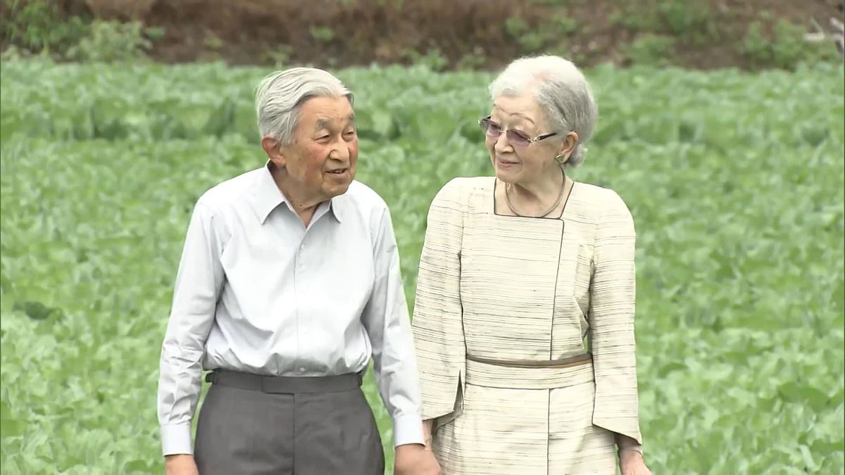上皇ご夫妻　開拓地のキャベツ畑を散策　にこやかに談笑も　軽井沢で4年ぶりの静養