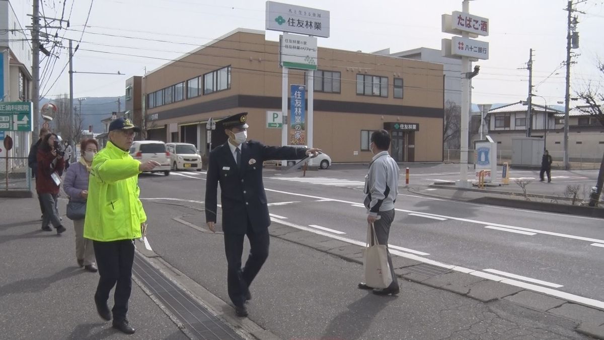 交通死亡事故受け　警察などが現地調査　信号機のない交差点　右折の中型トラックと対向車線を直進していた原付バイクが衝突