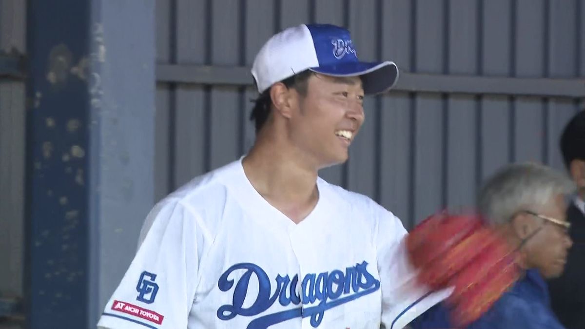 中日・高橋宏斗投手は笑顔を見せながらブルペンで150球