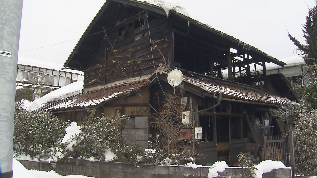 家の屋根と壁の間から煙が出ている　住宅を全焼する火事　けが人なし　島根県奥出雲町