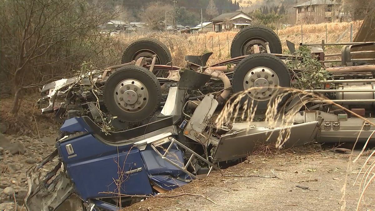 大型貨物自動車がガードレール突き破り橋から約10メートル下に転落　男性１人死亡　大分県佐伯市