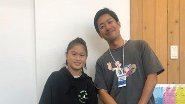 スケートボード男子ストリートの小野寺吟雲選手(左)と田中毅アナウンサー(右)