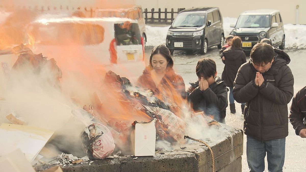 上杉神社（米沢市）で年末恒例の古札焼納祭　札や破魔矢など燃やし１年の無事に感謝　参拝客「みんな健康で円満に」